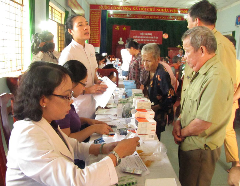 Gần 300 lượt người được khám, cấp phát thuốc miễn phí