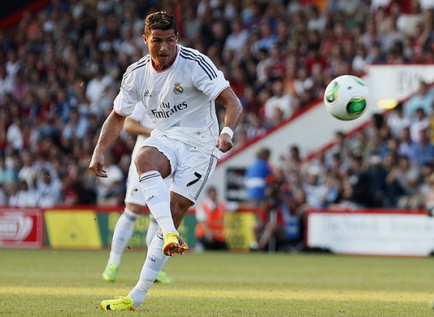 Ronaldo lập cú đúp, Real đè bẹp Chelsea của "Mou"