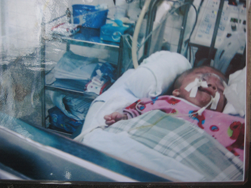 Bé 8 tháng tuổi chống chọi với bệnh tật