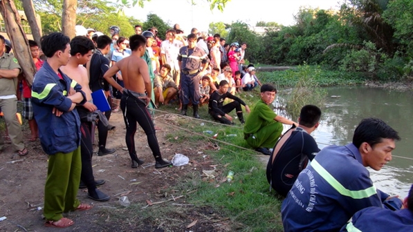 Nhậu say nhảy bơi rạch, bị hút vào cống ngầm mất tích