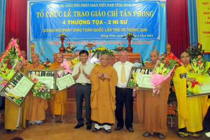 4 đại đức v&agrave; 2 sư c&ocirc; được trao gi&aacute;o chỉ tấn phong h&agrave;ng gi&aacute;o phẩm