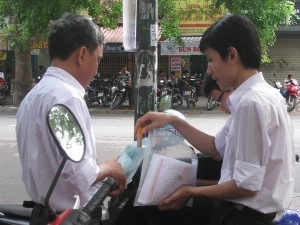 Phụ huynh, sỹ tử cùng "run" trong buổi thi đầu tiên