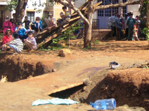 Bắt khẩn cấp g&atilde; chồng ch&eacute;m chết vợ