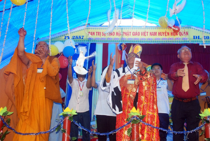 Tăng ni, phật tử huyện Hớn Quản mừng lễ phật đản