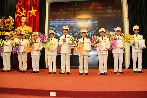 Bộ C&ocirc;ng an trao quyết định thăng cấp bậc h&agrave;m cấp Tướng đợt I năm 2013