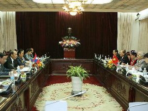 Việt - L&agrave;o tăng trao đổi kinh nghiệm c&ocirc;ng t&aacute;c d&acirc;n tộc