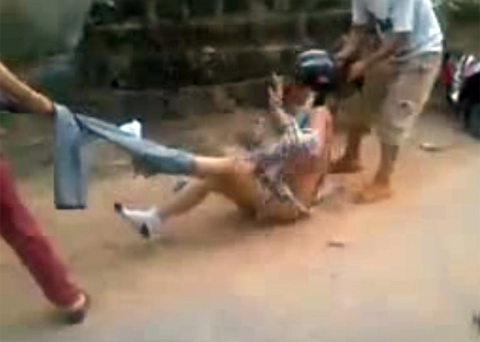 C&ocirc; g&aacute;i bị lột quần &aacute;o, quay clip giữa đường