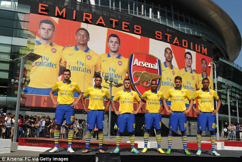 Arsenal ra mắt trang phục cho trận gặp Việt Nam