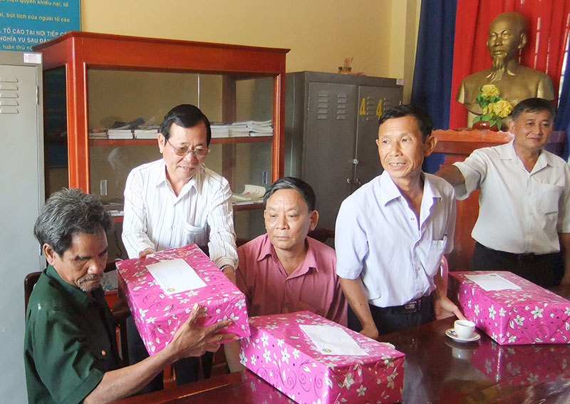 Phó chủ tịch Phạm Văn Tòng thăm và tặng quà gia đình chính sách