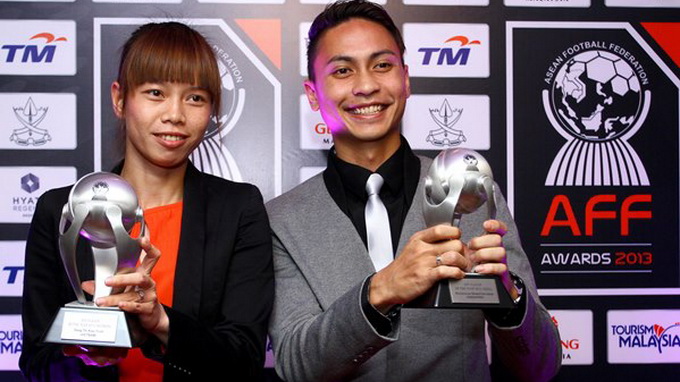 Thủ môn Kiều Trinh nhận giải “Cầu thủ nữ xuất sắc nhất Đông Nam Á 2012”