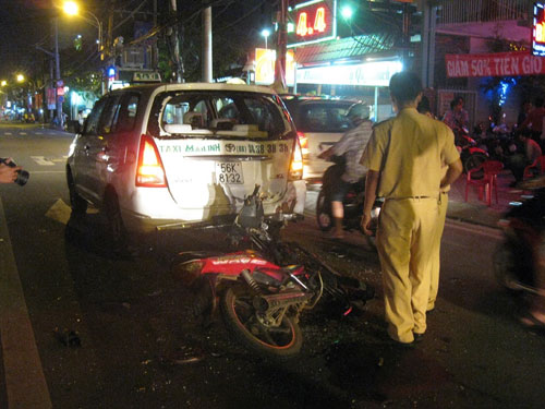 Tông vào đuôi xe khách, xe biển đỏ nát đầu