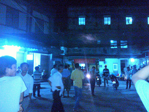 Bồng bế con tháo chạy khỏi bệnh viện vì tin báo cháy giả