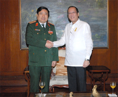 Tổng thống Phi-l&iacute;p-pin tiếp Đo&agrave;n đại biểu qu&acirc;n sự cấp cao nước ta