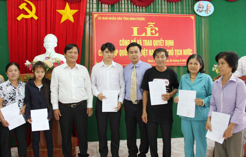 Công bố quyết định nhập quốc tịch cho 11 công dân