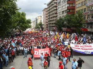 Cảnh sát Thổ Nhĩ Kỳ phun vòi rồng giải tán biểu tình