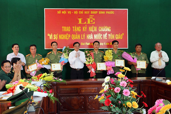 15 c&aacute; nh&acirc;n được tặng Kỷ niệm chương &ldquo;v&igrave; sự nghiệp quản l&yacute; nh&agrave; nước về t&ocirc;n gi&aacute;o&rdquo; 