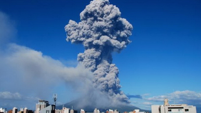 Xem núi lửa Sakurajima phun tro bụi dữ dội cao tới 5.000m