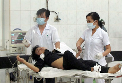 Đứng b&ecirc;n lề đường vẫn bị xe du lịch t&ocirc;ng