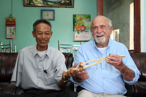 Vượt nửa vòng trái đất trao lại xương cánh tay cho người bên kia chiến tuyến năm xưa