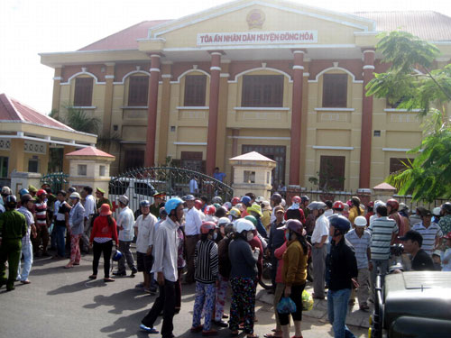 Cụ bà tự thiêu trước sân tòa