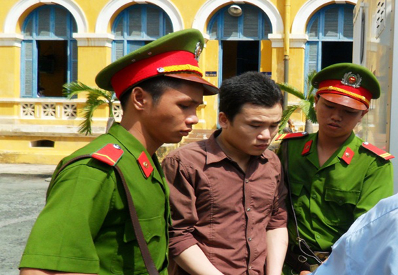 Đ&acirc;m bạn cướp t&agrave;i sản, l&atilde;nh &aacute;n tử h&igrave;nh