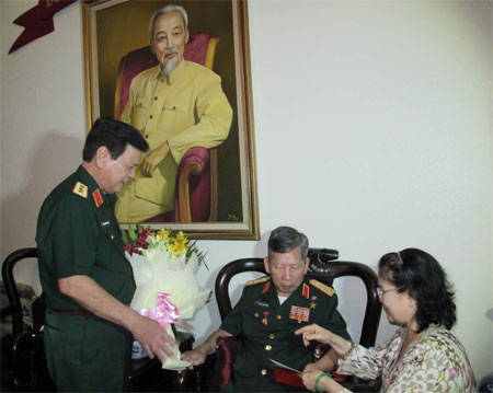 Trao Kỷ niệm chượng tặng Thượng tướng Phan Trung Ki&ecirc;n