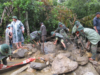 Bộ đội, dân quân đi đầu giúp dân trong thảm hoạ