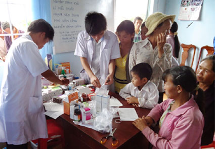 Phó chủ tịch Nguyễn Huy Phong thăm bệnh nhân đang điều trị ở bệnh viện