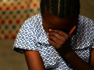 Thiếu nữ chặt rơi đầu người cha loạn luân