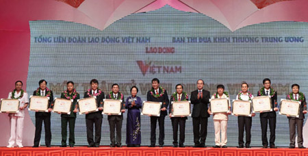 T&ocirc;n vinh gương lao động s&aacute;ng tạo trong x&acirc;y dựng, bảo vệ Tổ quốc