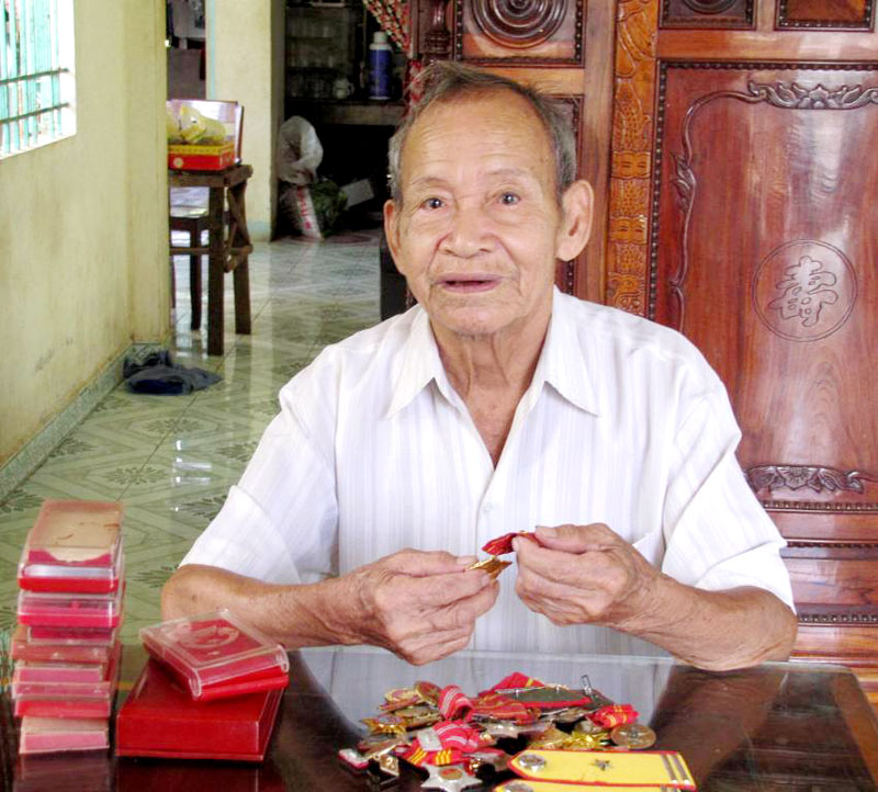 &Ocirc;ng Tư Bỗng kể chuyện c&aacute;ch mạng th&aacute;ng T&aacute;m: Kh&ocirc;ng tả hết được kh&ocirc;ng kh&iacute; tưng bừng