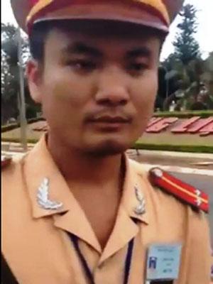 Đ&igrave;nh chỉ 2 CSGT bị tố 'ăn chặn' tiền người vi phạm