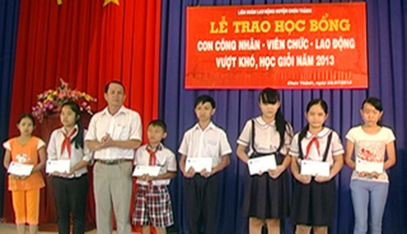 45 học sinh nhận học bổng vượt khó, học giỏi