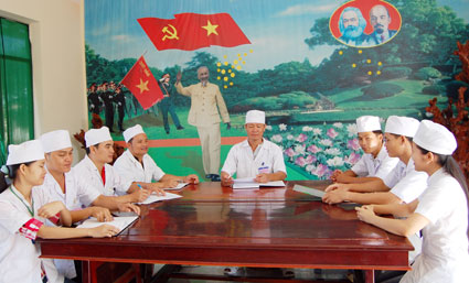 Những thầy thuốc mặc áo lính