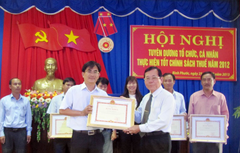 Tuyên dương 196 tổ chức, cá nhân thực hiện tốt chính sách thuế năm 2012