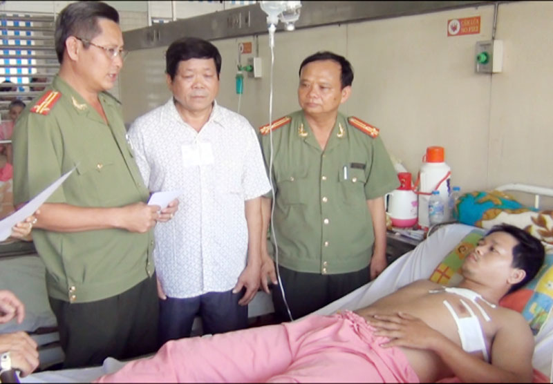 Một thượng &uacute;y c&ocirc;ng an bị thương khi trấn &aacute;p tội phạm