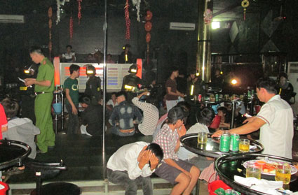 Đột kích 2 quán bar tại thị xã Đồng Xoài