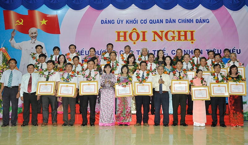 Đảng bộ khối cơ quan D&acirc;n-Ch&iacute;nh-Đảng: Biểu dương 14 tập thể v&agrave; 34 c&aacute; nh&acirc;n ti&ecirc;u biểu trong học tập v&agrave; l&agrave;m theo B&aacute;c