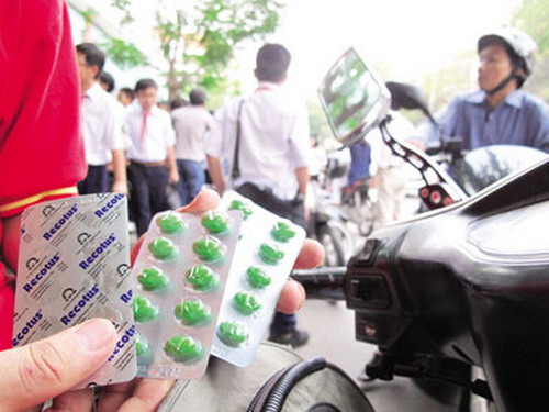 Vụ HS lạm dụng thuốc ho: Không thể giải quyết từ ngọn