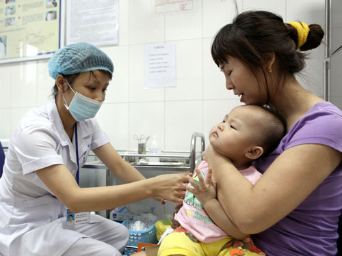Vụ trẻ nhập viện sau tiêm ngừa ở Tiền Giang: Tiếp tục cho sử dụng vắc xin Quinvaxem