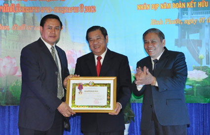 Nhà nước Lào trao 6 hu&acirc;n chương Ít-Sa-La cho 6 t&acirc;̣p th&ecirc;̉ và cán b&ocirc;̣ tỉnh Bình Phước