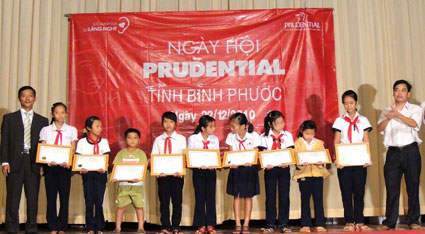 Prudential trao 20 suất học bổng tại thị xã Phước Long