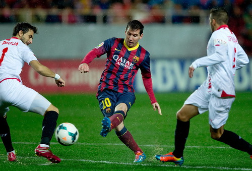 Messi đưa Barcelona trở lại ngôi đầu La Liga