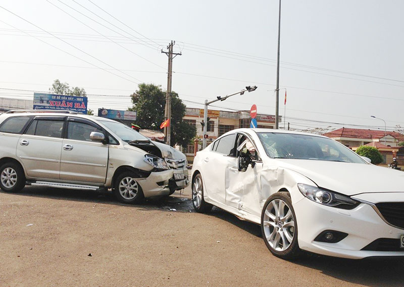 &Ocirc; t&ocirc; đ&acirc;m nhau tại đ&egrave;n đỏ