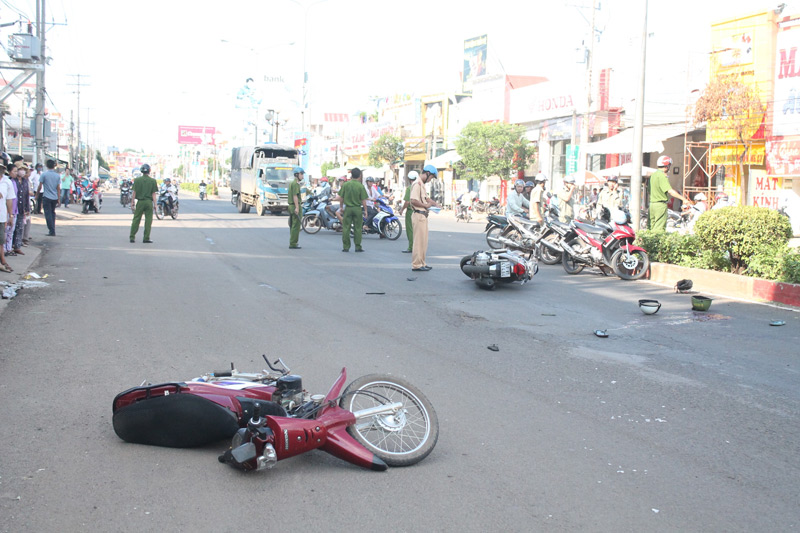 Tai nạn giao th&ocirc;ng ở khu vực chợ Đ&ocirc;̀ng Xoài - 1 người chết, 2 người bị thương