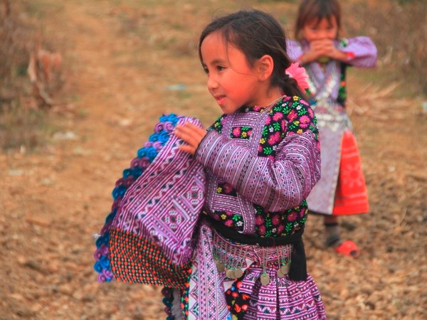 Mùa Xuân theo chân các thiếu nữ Mông đến nhà