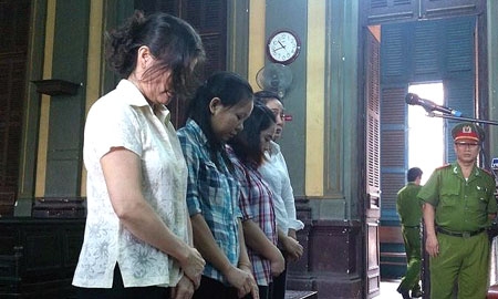 Kh&oacute; tin chi&ecirc;u giấu ma t&uacute;y trong nội y của c&aacute;c 'qu&yacute; b&agrave;'