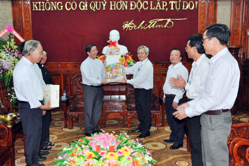 T&ograve;a gi&aacute;m mục Ph&uacute; Cường ch&uacute;c tết UBND tỉnh