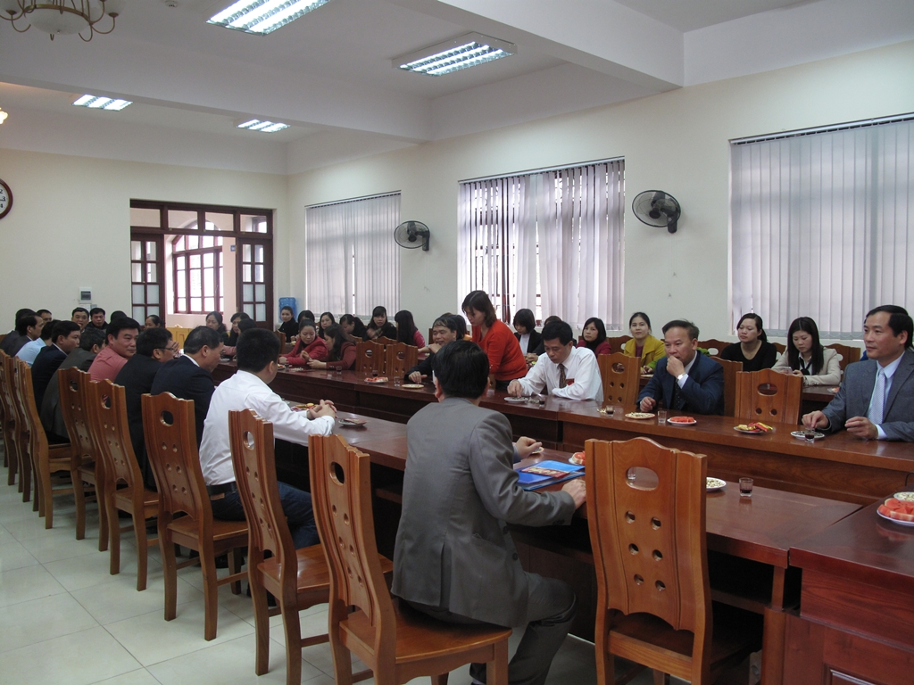 Mất chức trưởng khoa vì thiếu nghiêm túc với nữ đồng nghiệp