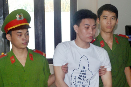 Tạt xăng vào mặt đ&ocirc;́t người y&ecirc;u, lãnh án 10 năm tù